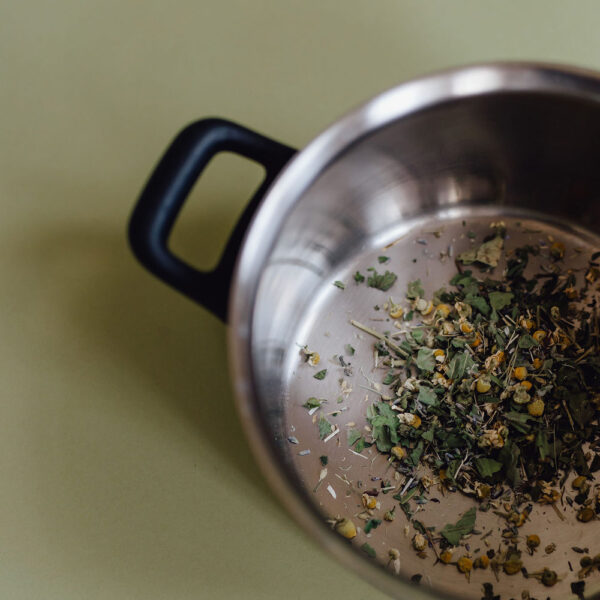 Yoni Steaming Kräuter im Topf