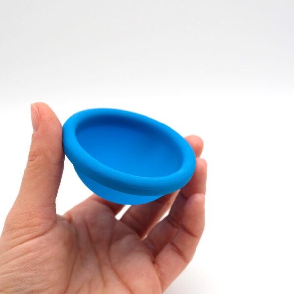 Menstruationsscheibe von cosmundi in der Hand